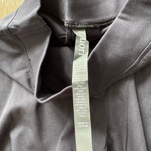 Vuori pose pants in black - Picture 3 of 16